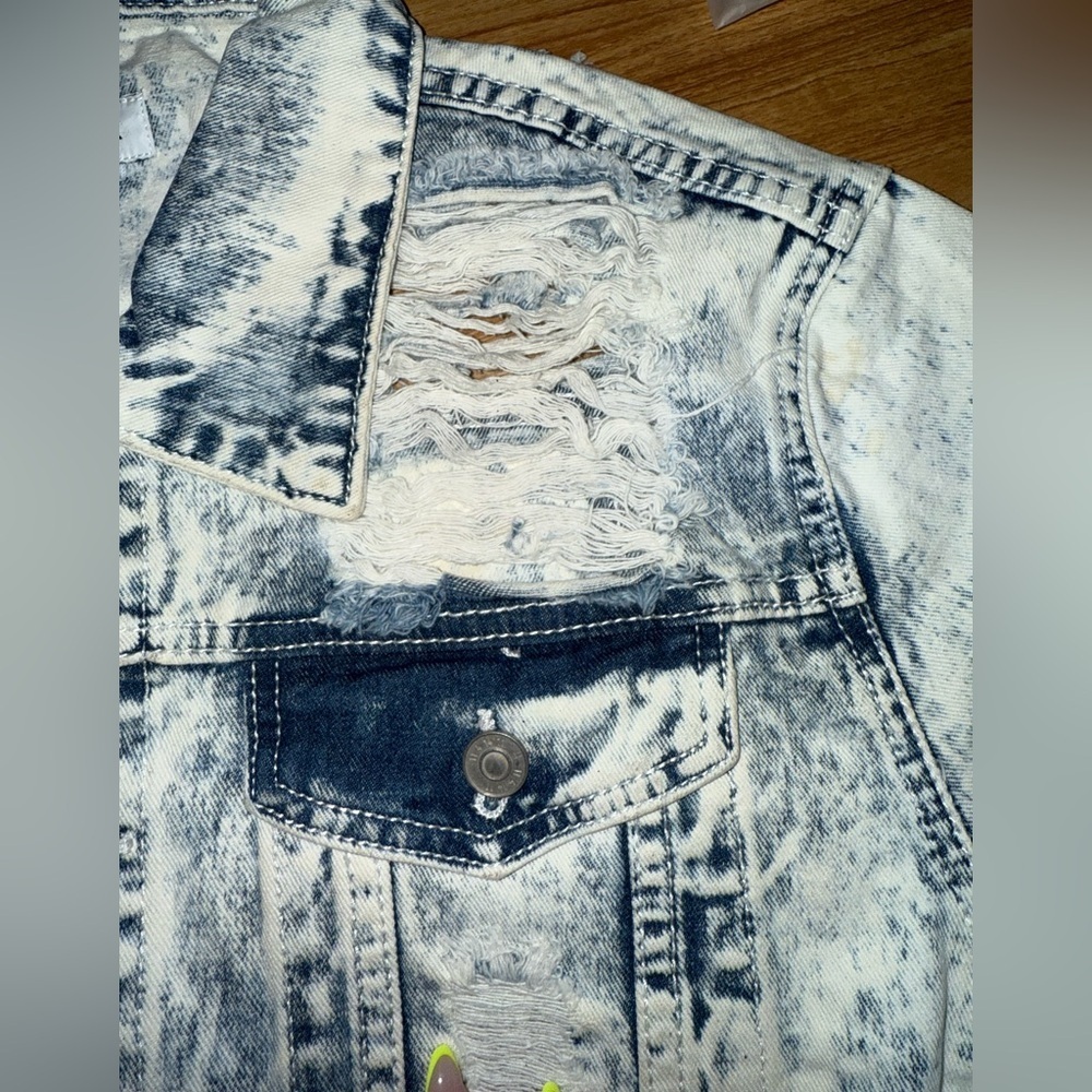 KDNK Los Angeles Distressed Acid Wash Denim Jacket - Ice Blue  Size XL- NWT - Picture 7 of 10